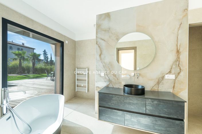 Image No.9-5 Bed House for sale