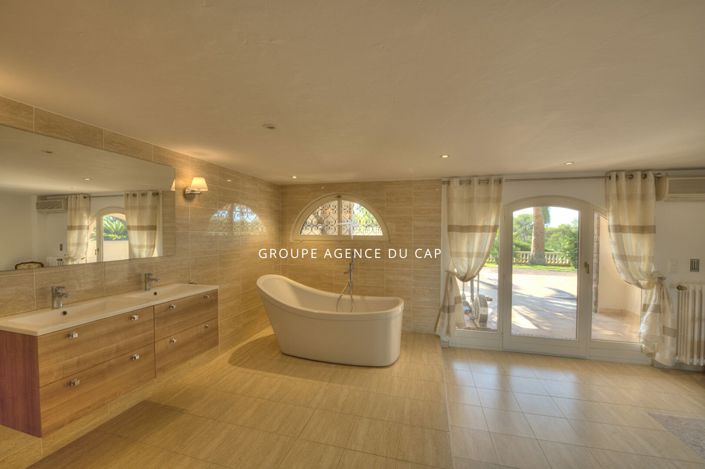 Image No.8-5 Bed House for sale