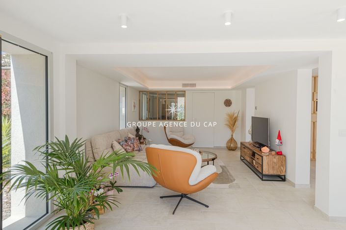 Image No.9-4 Bed House for sale
