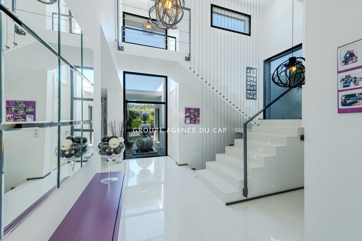 Image No.10-3 Bed House for sale