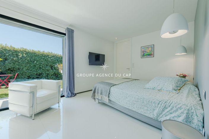 Image No.11-3 Bed House for sale