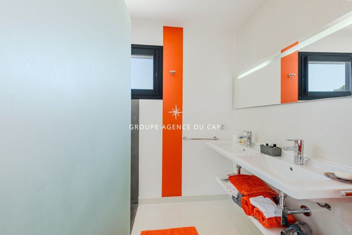 Image No.14-3 Bed House for sale