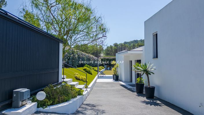 Image No.18-3 Bed House for sale