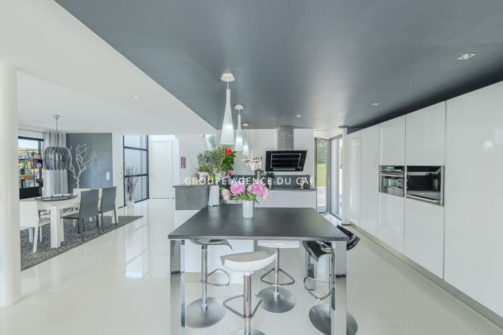 Image No.8-3 Bed House for sale