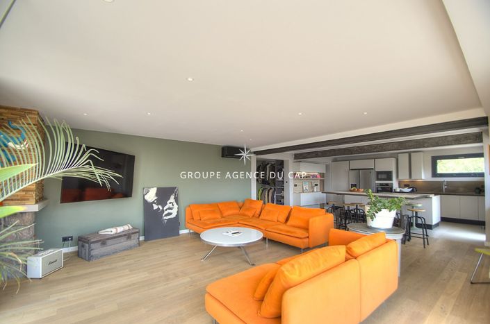 Image No.7-5 Bed House for sale