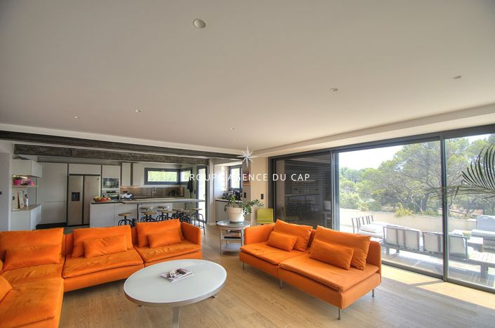 Image No.8-5 Bed House for sale
