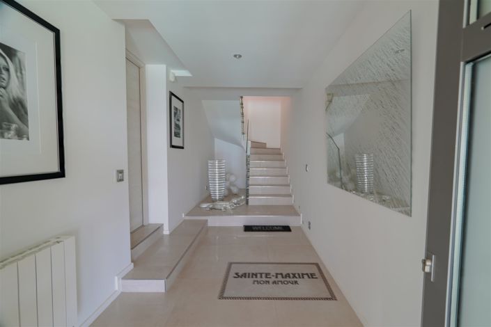 Image No.3-5 Bed House for sale