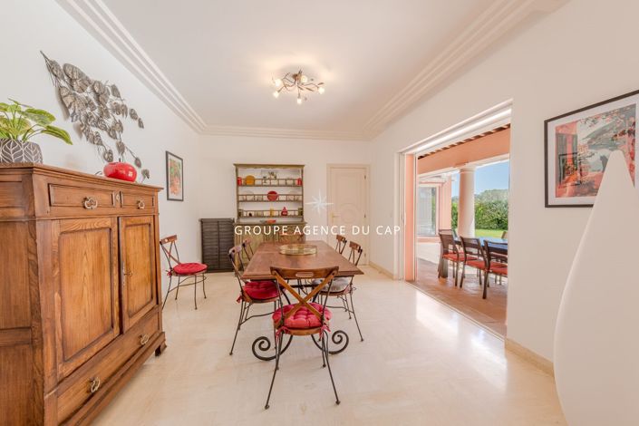 Image No.8-5 Bed House for sale