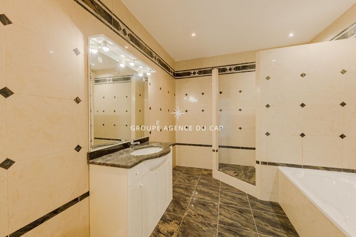 Image No.17-6 Bed House for sale