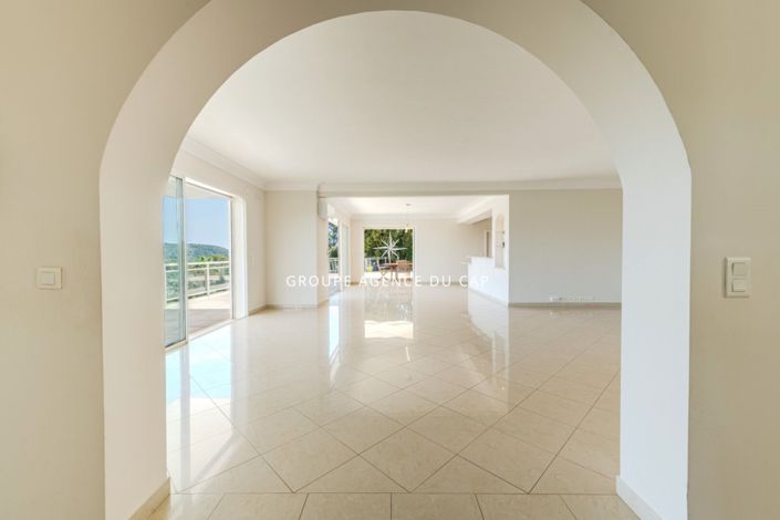 Image No.8-6 Bed House for sale