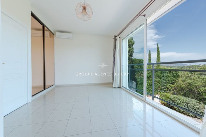 Image No.9-6 Bed House for sale