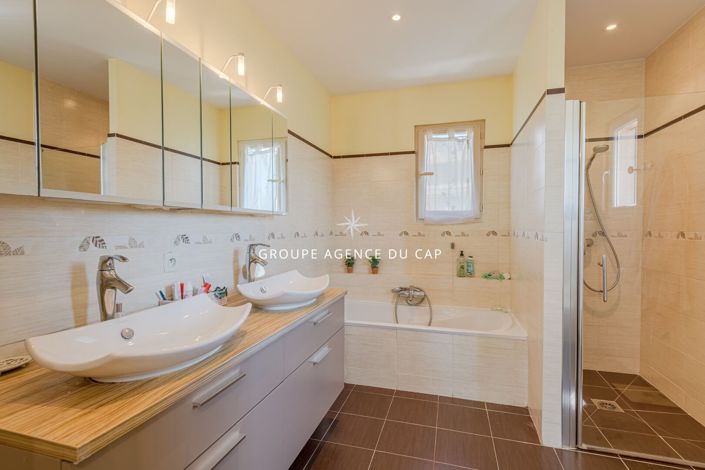 Image No.17-5 Bed House for sale