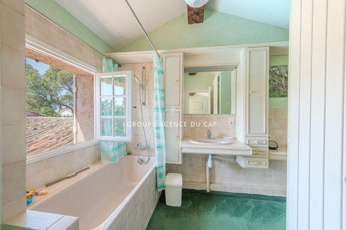 Image No.9-5 Bed House for sale