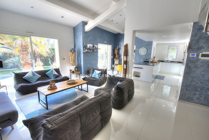 Image No.8-4 Bed House for sale