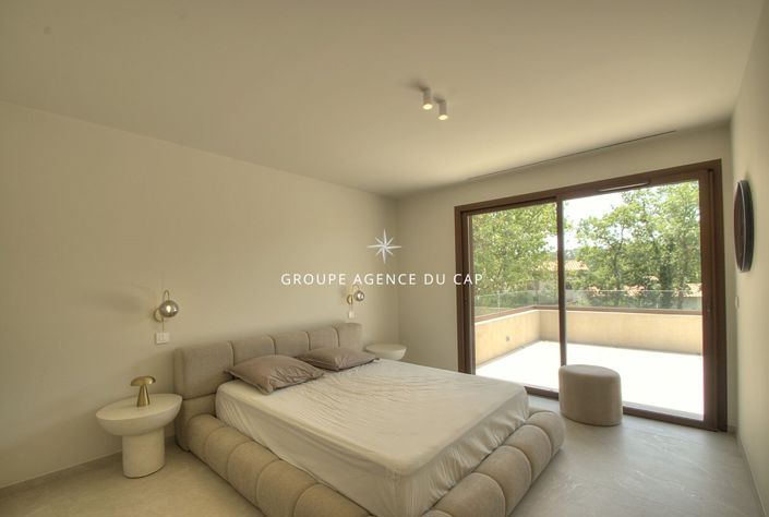 Image No.18-4 Bed House for sale