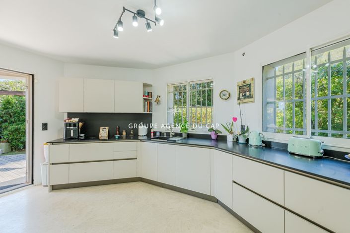 Image No.9-5 Bed House for sale