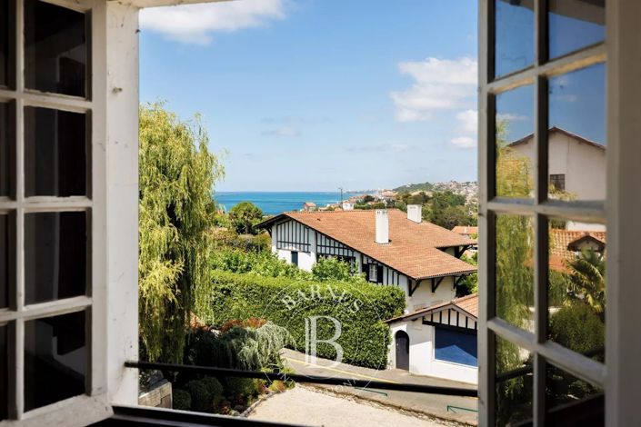Image No.2-8 Bed House for sale