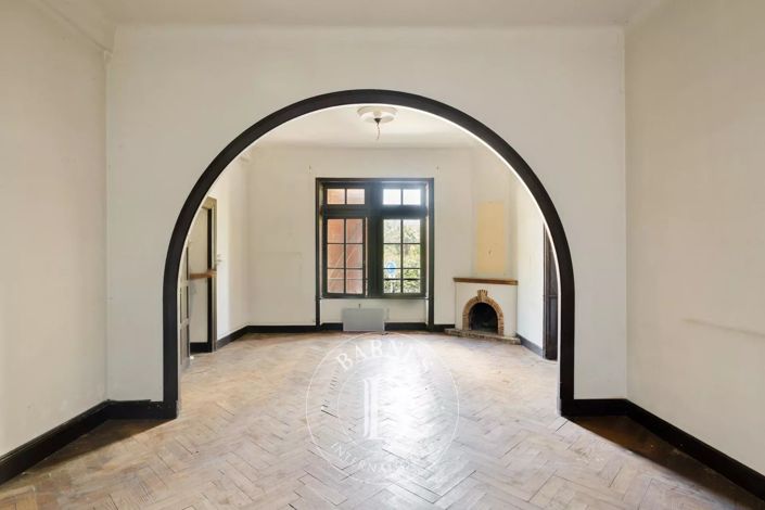 Image No.6-8 Bed House for sale