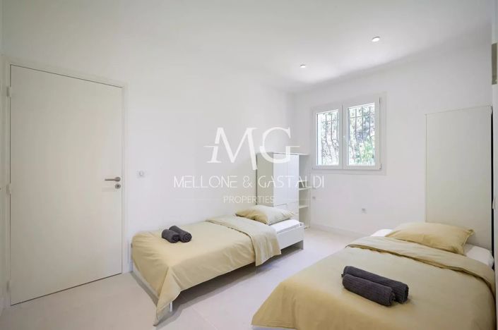 Image No.17-6 Bed House for sale