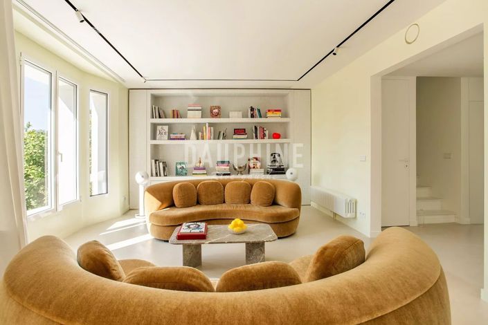 Image No.6-5 Bed House for sale