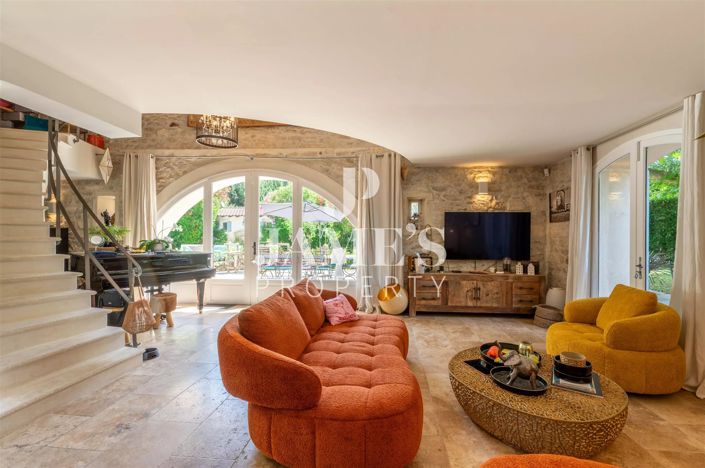 Image No.8-5 Bed House for sale