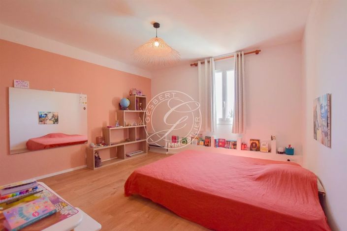 Image No.17-5 Bed House for sale