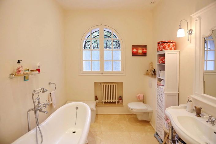 Image No.6-5 Bed House for sale
