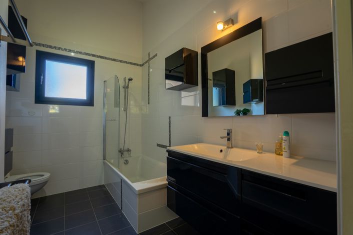 Image No.16-5 Bed House for sale