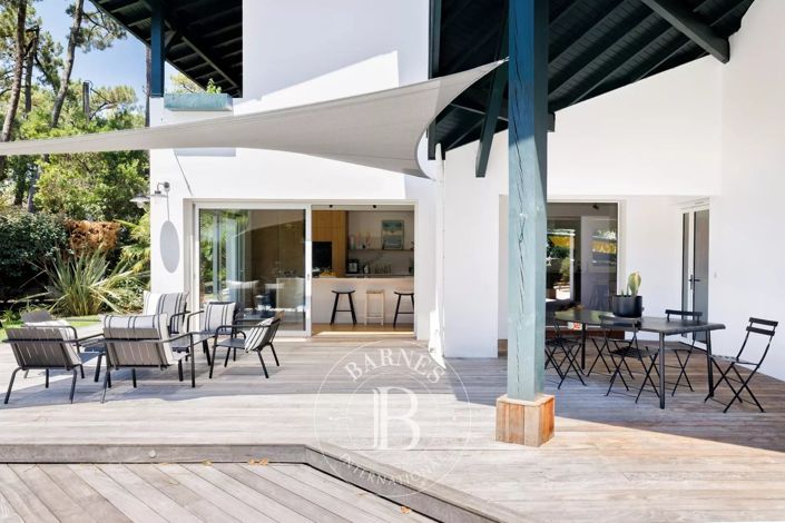 Image No.8-5 Bed House for sale
