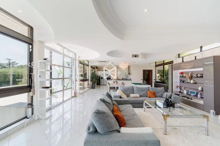 Image No.6-6 Bed House for sale