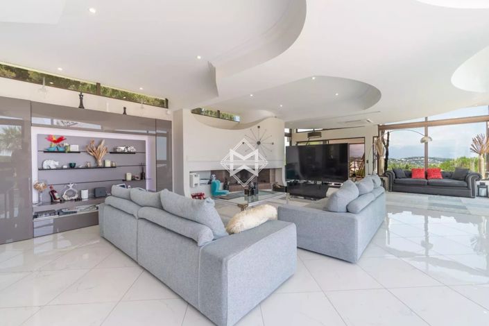 Image No.9-6 Bed House for sale