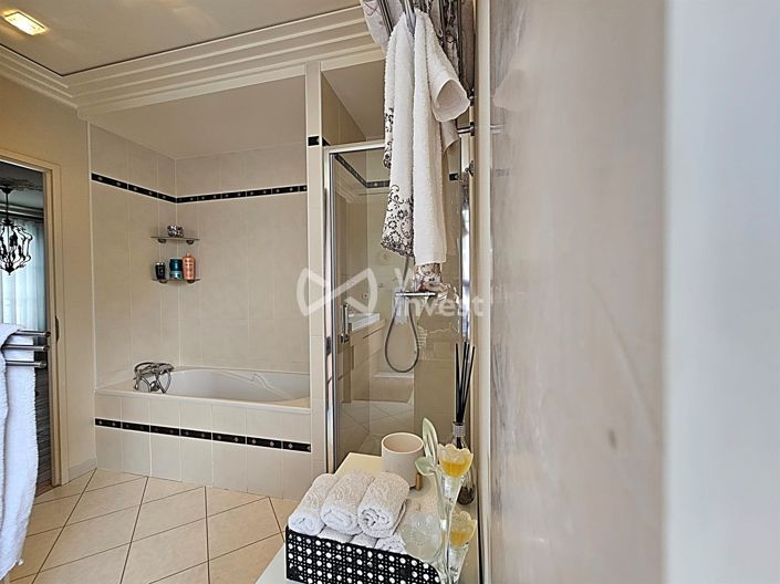 Image No.10-6 Bed Property for sale