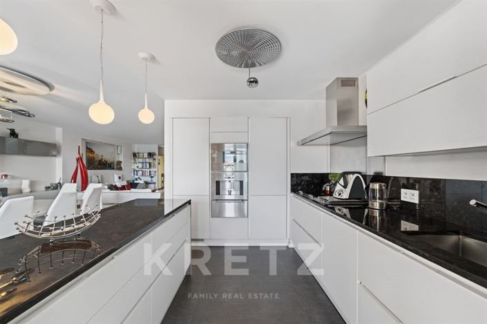 Image No.14-3 Bed House for sale