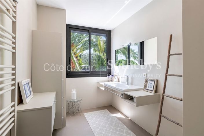 Image No.17-4 Bed House for sale