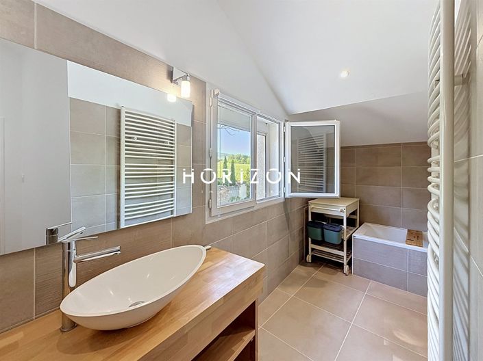 Image No.10-3 Bed House for sale