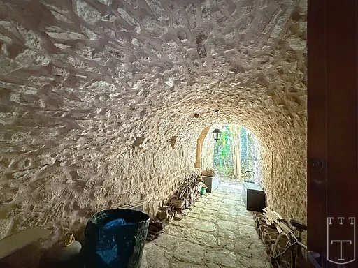 Image No.17-6 Bed House for sale