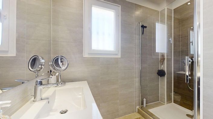 Image No.18-4 Bed House for sale