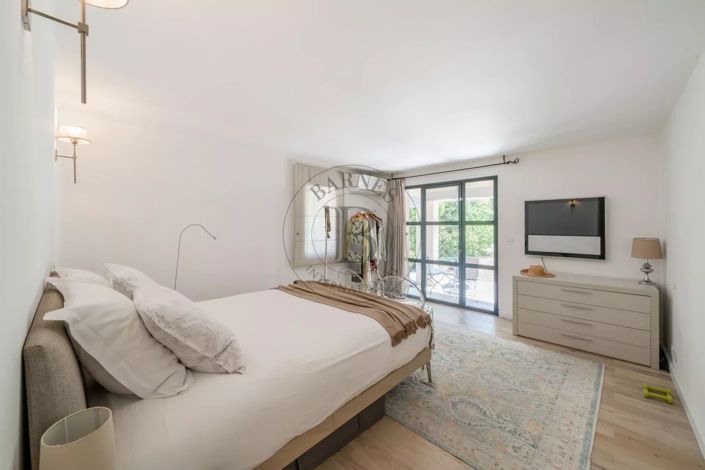 Image No.8-5 Bed House for sale