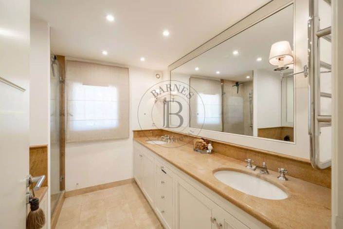 Image No.9-5 Bed House for sale