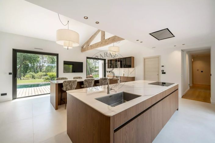Image No.6-5 Bed House for sale