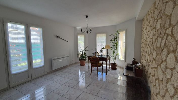 Image No.11-3 Bed House for sale
