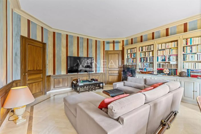 Image No.8-10 Bed House for sale