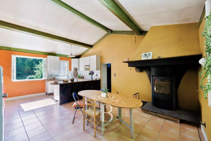Image No.8-5 Bed House for sale