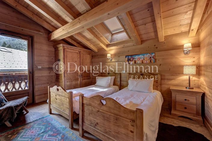Image No.8-5 Bed House for sale