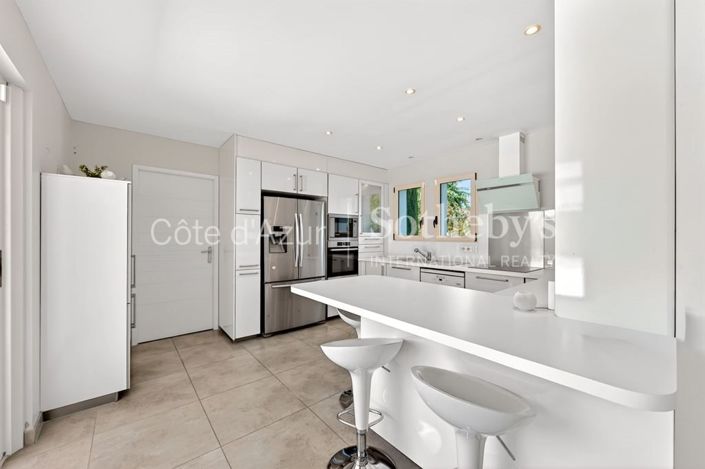 Image No.8-5 Bed House for sale