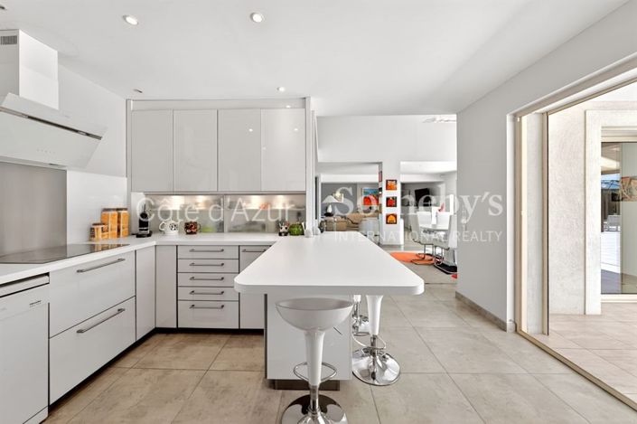 Image No.9-5 Bed House for sale