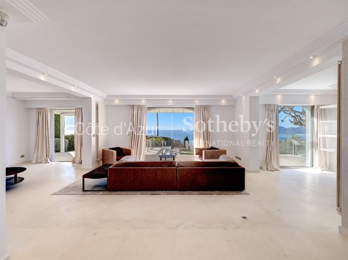 Image No.8-5 Bed House for sale