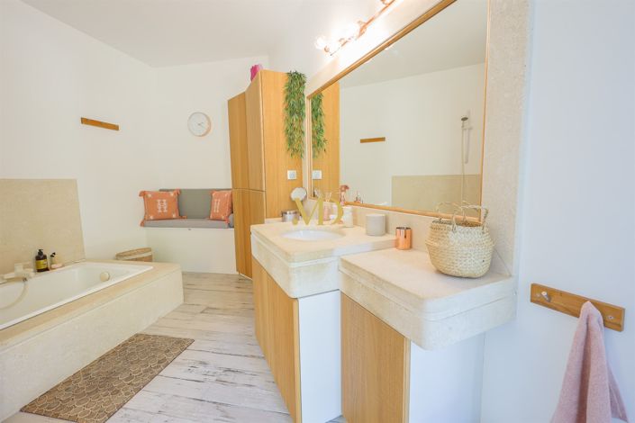Image No.25-7 Bed House for sale