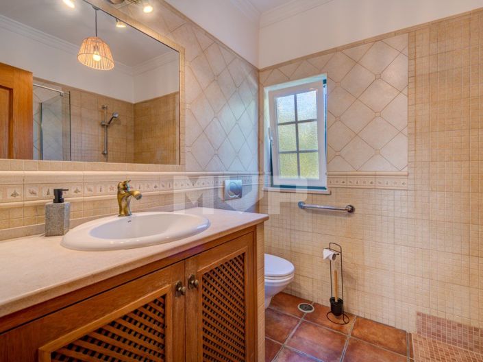 Image No.17-5 Bed House for sale