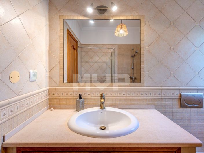 Image No.18-5 Bed House for sale